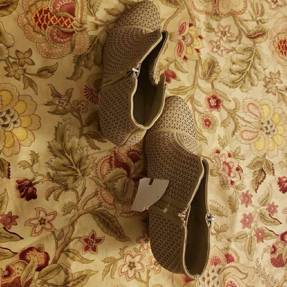 Women's  shoe. Women's  bootie  by caroline